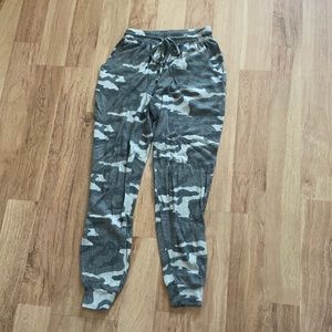 camouflage joggers. never worn. size small